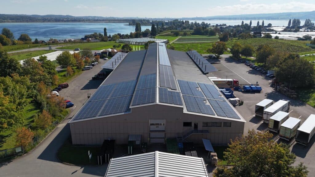 Reichenau-Gemüse eG - zentrale Vermarktungshalle mit Solarpanelen und Seesicht